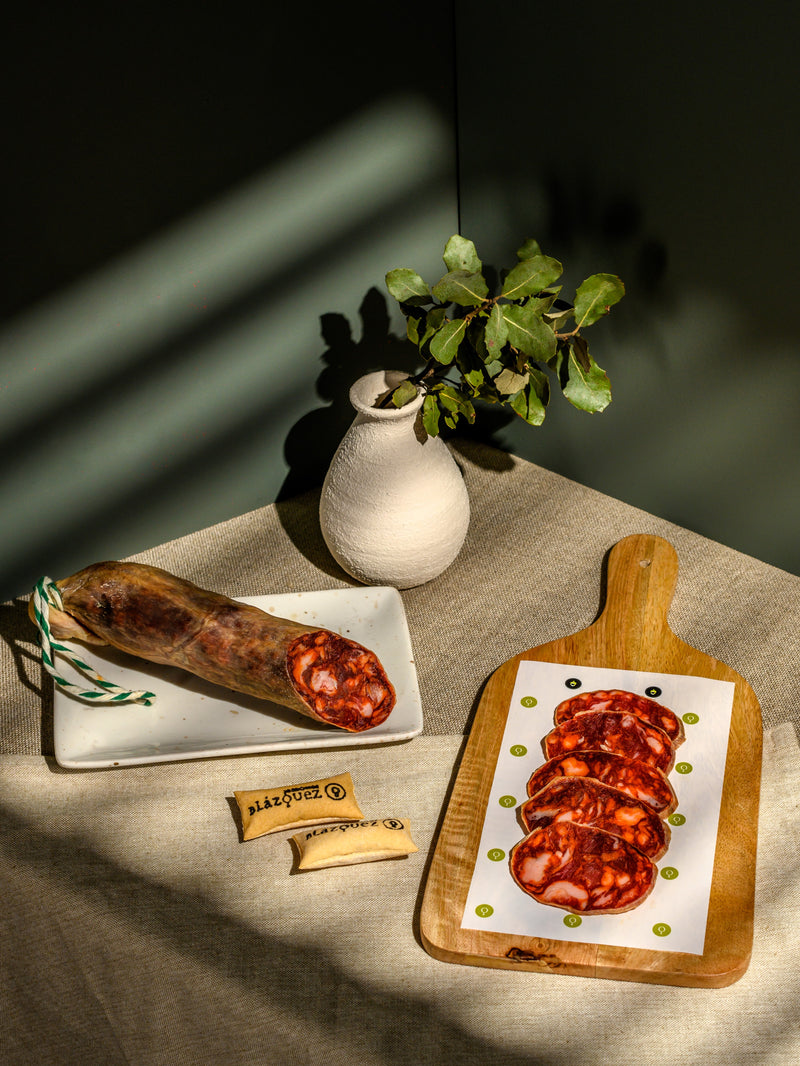 Spanische Chorizo Paprika Salami – Tapas mit Wein und Oliven