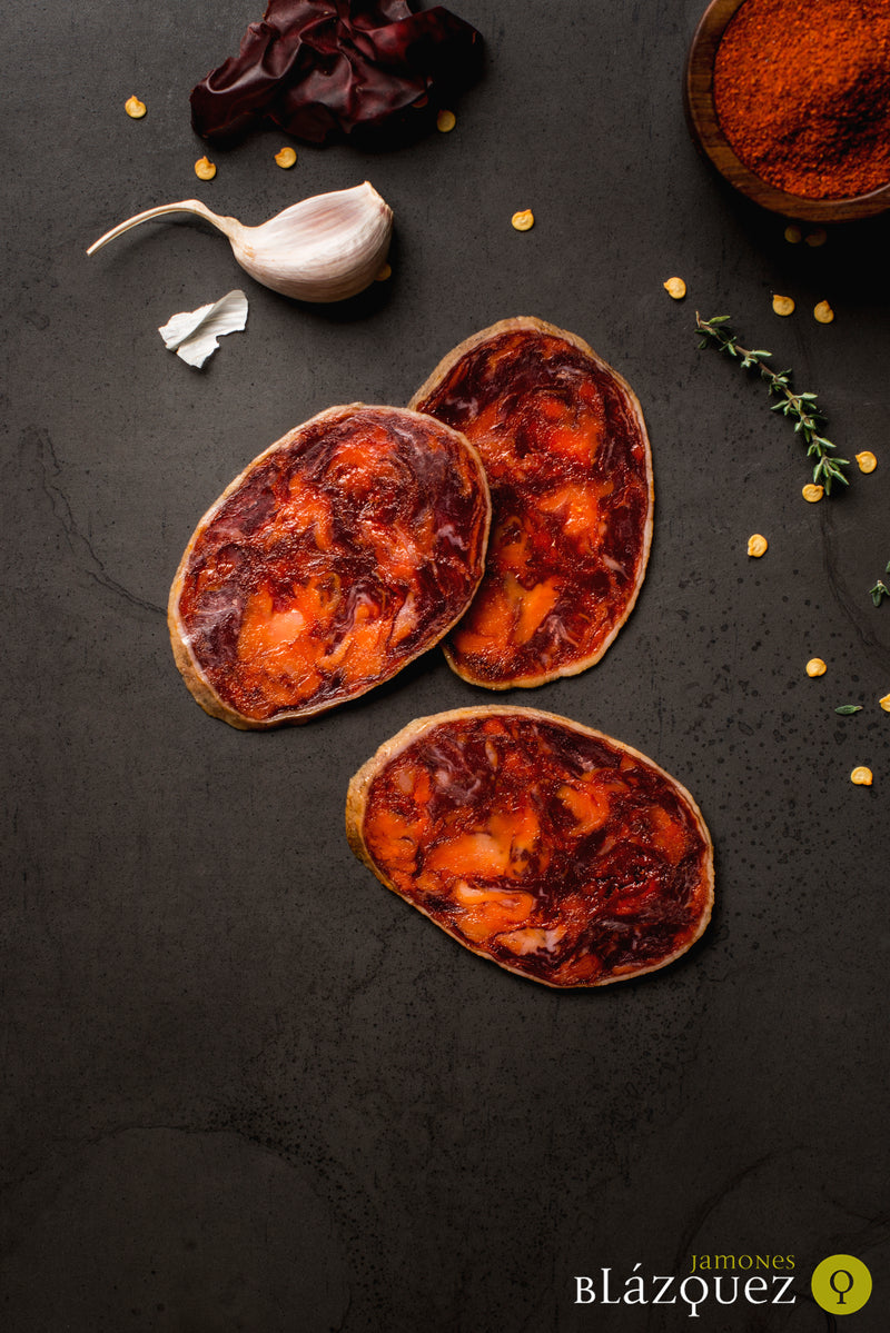 Iberische Chorizo Wurst – kräftige spanische Delikatesse auf Holzbrett