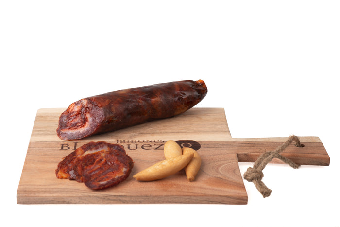 Spanische Chorizo Paprika Salami – Tapas mit Wein und Oliven